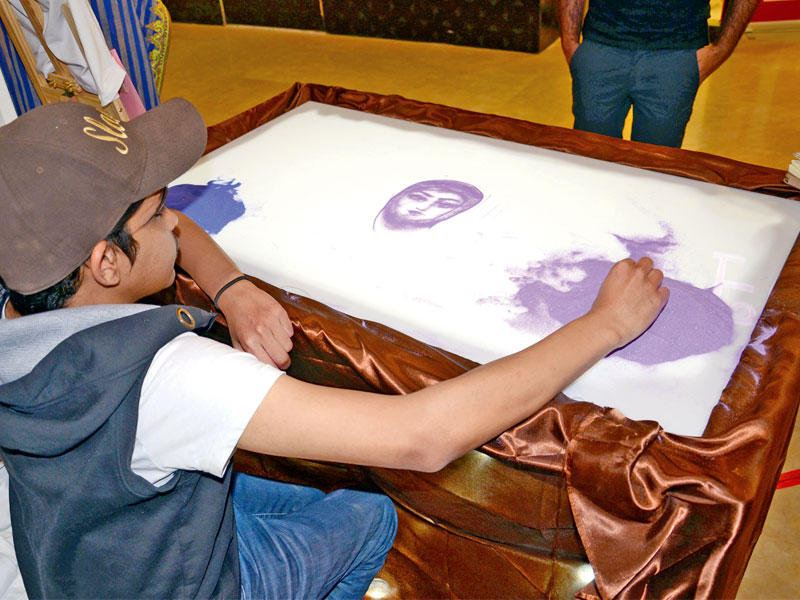 الرسم بالرمال للفنان سليمان العنزيn