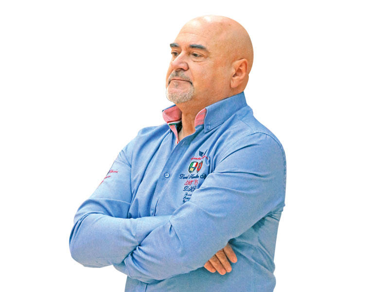 المدرب الصربي لسلة نادي كاظمة توني فيفانويتش