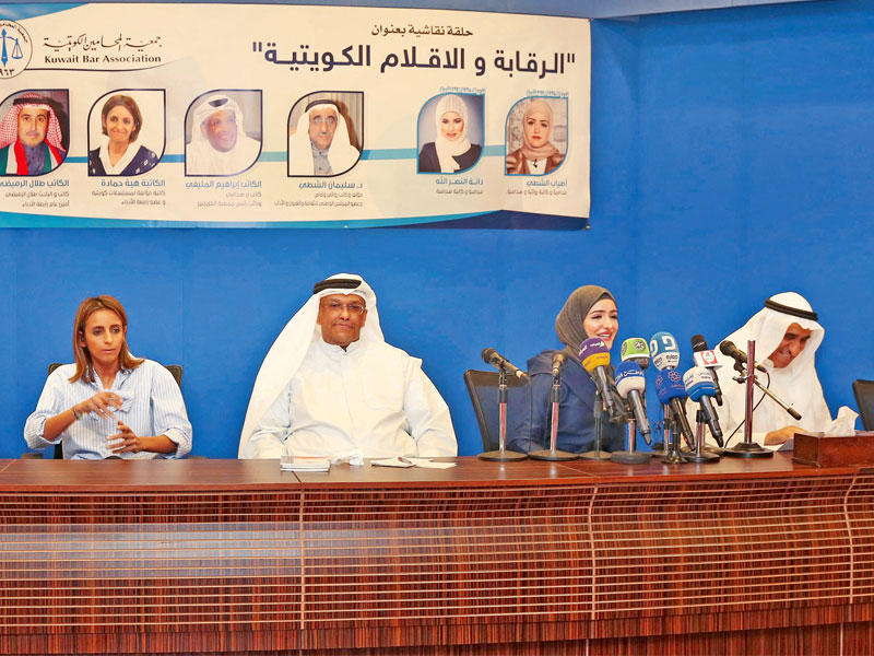 المشاركون في الحلقة النقاشية «الرقابة والأقلام الكويتية»