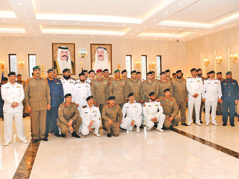 الخضر والنواف مع الضباط المرقين