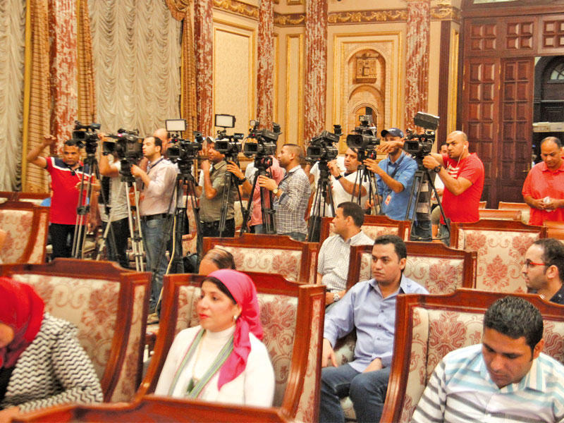 جانب من مؤتمر صحافي عقد بمقر البرلمان لاستعراض إنجازات النواب خلال الفترة الماضية في القاهرة أمس (الجريدة)