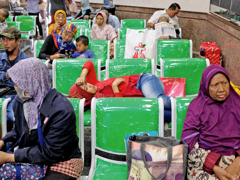 مرضى ينتظرون دورهم في أكبر مستشفى لعلاج السرطان بعد الهجوم الالكتروني الذي عطل مواعيدهم في جاكرتا أمس (رويترز)