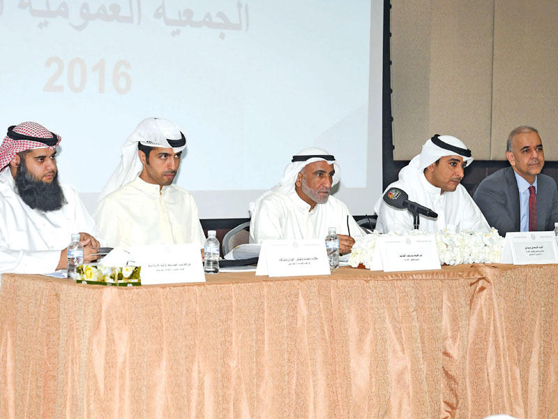 الغانم مترئساً «العمومية» وبجانبه بودي