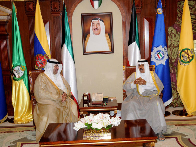 سمو ولي العهد الشيخ نواف الأحمد يستقبل وزير التجارة والصناعة وزير الدولة لشؤون الشباب بالوكالة خالد الروضان