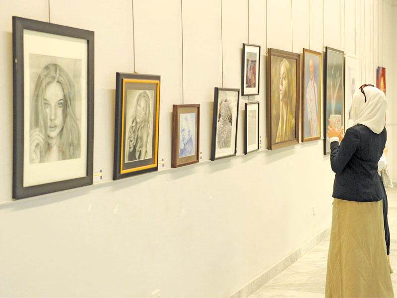 جانب من اللوحات المشاركة في المعرض