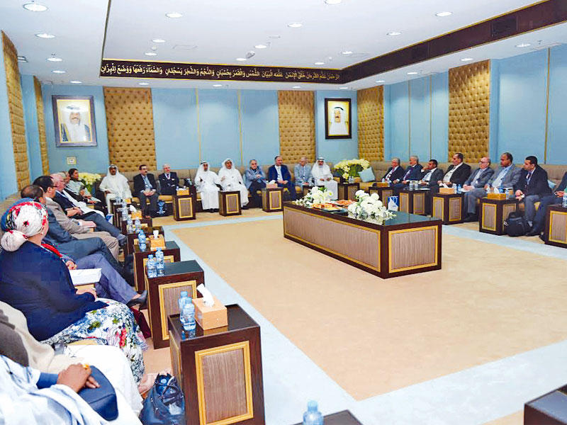  المقاطع متحدثاً إلى الحضور