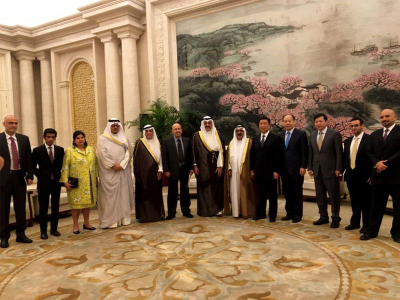 ناصر الصباح وأعضاء الوفد المرافق مع نائب الرئيس الصيني في قصر الشعب ببكين أمس