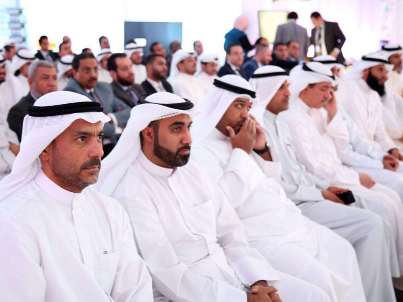 الرشيد خلال حضوره معرض مشاريع دعم المستفيدين في «فاطمة بنت الحسين»