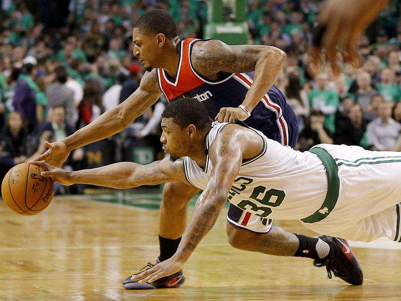 سمارت لاعب واشنطن يحاول خطف الكرة من برادلي بيل لاعب ويزاردز