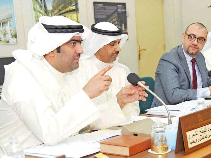 الروضان في اجتماع لجنة الشباب والرياضة أمس  (تصوير عبدالله الخلف)
