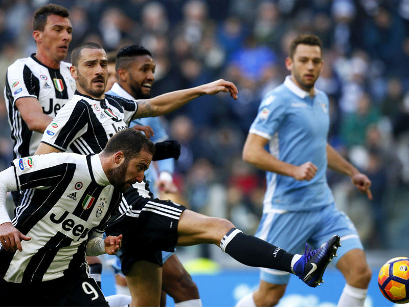 جانب من المواجهة السابقة بين يوفنتوس ولاتسيو في الدوري الإيطالي