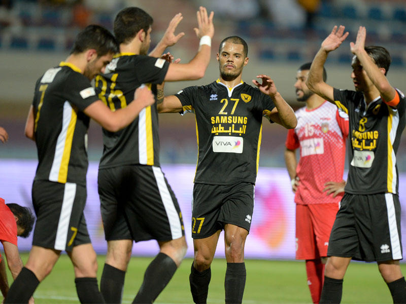 البرازيلي سيلفا يحتفل مع زملائهn