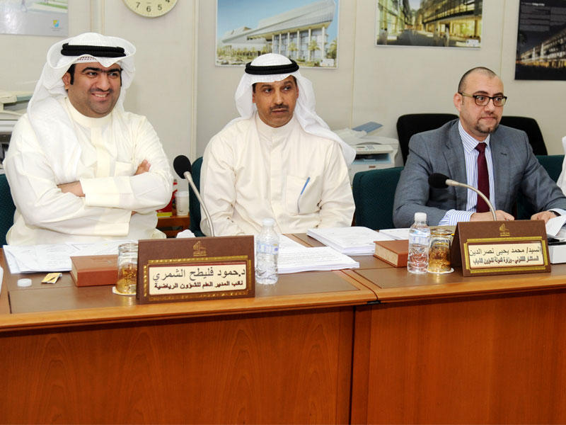 الروضان في اجتماع لجنة الشباب والرياضة أمس