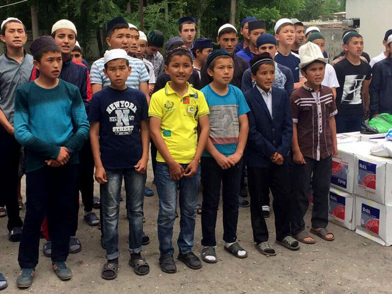 طلبة قرغيزيون في أحد مراكز تحفيظ القرآن التي أقامتها «السلام»