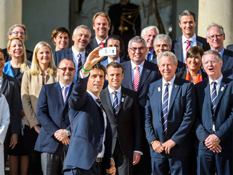 ماكرون في صورة مع وفد أولمبي وآخر من مدينة باريس أمس (أ ف ب)