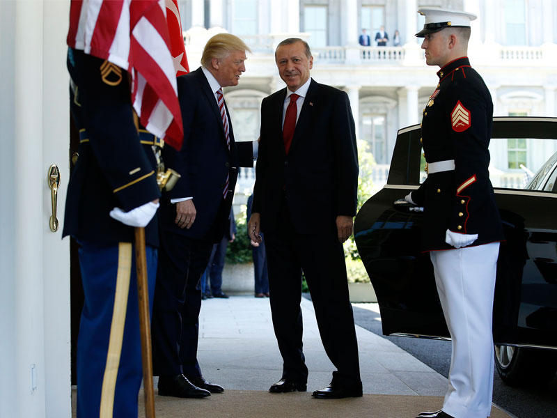 ترامب مستقبلاً الرئيس التركي رجب طيب إردوغان على مدخل البيت الأبيض أمس (أ ف ب)