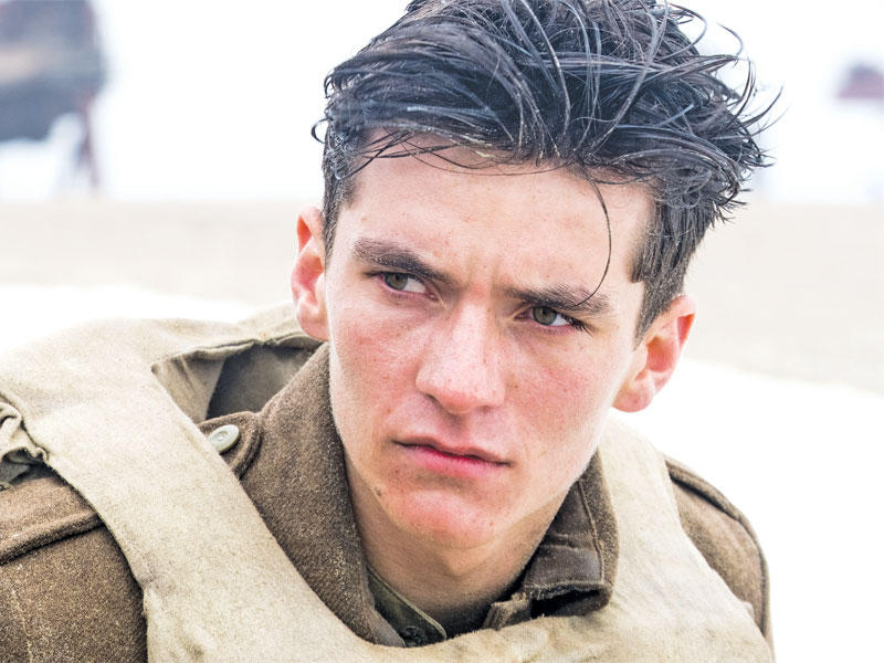 فيون وايتهيد بدور الجندي المراهق تومي