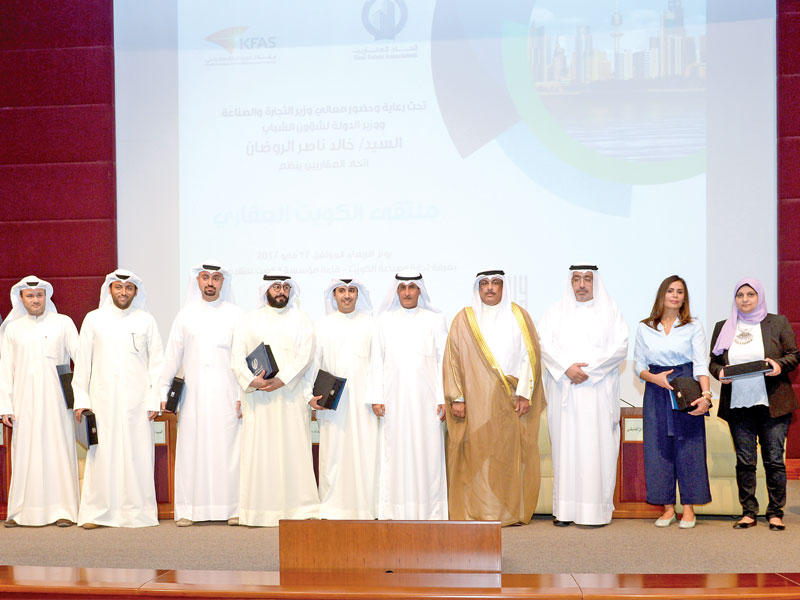 الرشيدي مع المشاركين في الملتقى