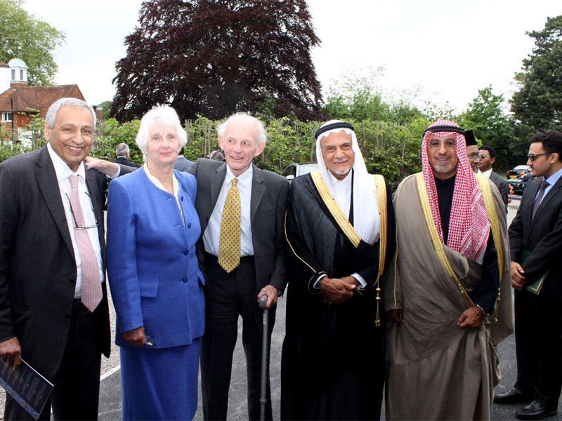 محمد الصباح متوسطاً بعض المشاركين خلال افتتاح مركز أكسفورد للدراسات الإسلامية 