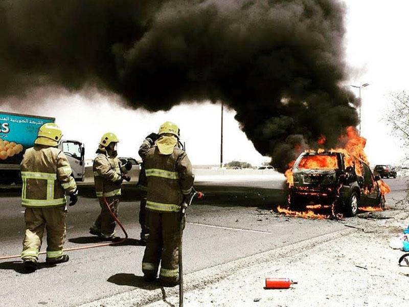 رجال الإطفاء يكافحون حريق المركبة