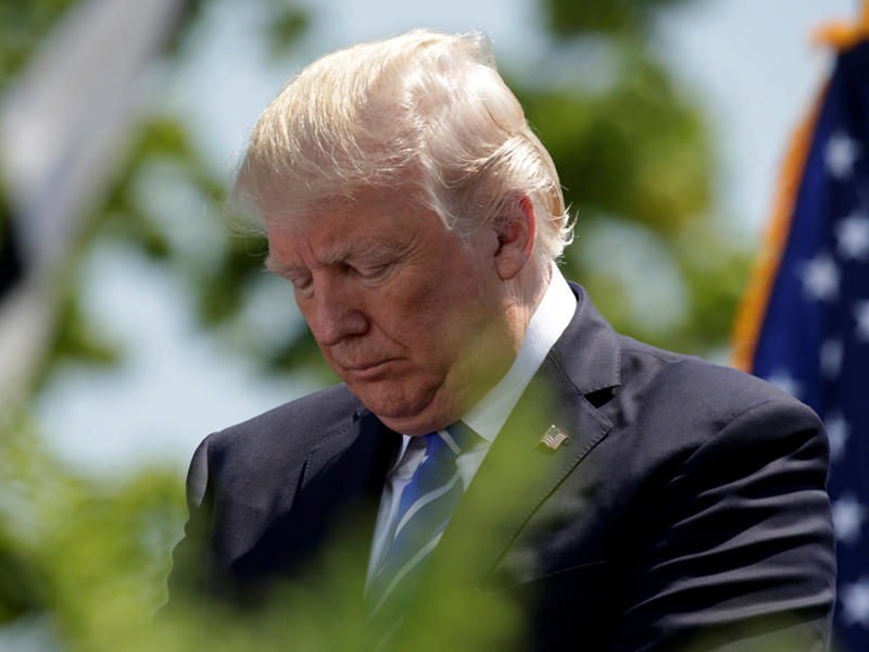 الرئيس الأمريكي دونالد ترامب يومئ برأسه في صلاة في حفل افتتاح أكاديمية خفر السواحل الأمريكية 