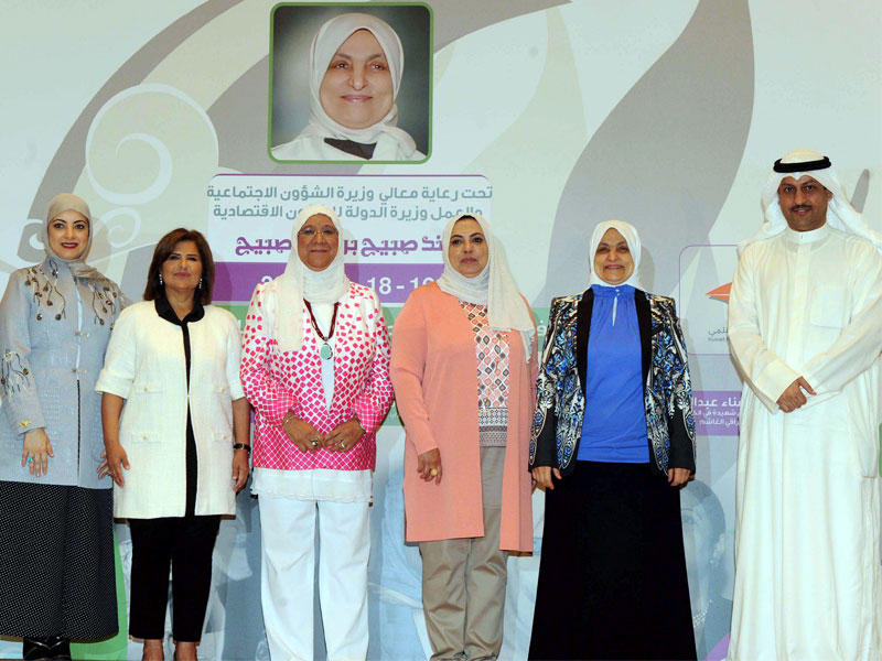 الصبيح مع المشاركين في مؤتمر المرأة بجمعية المحامين 