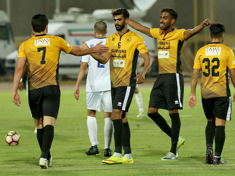 لاعبو الأصفر يحتفلون