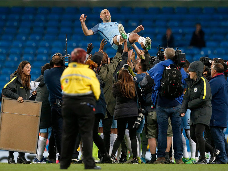 لاعبو السيتي يودعون الأرجنتيني زاباليتا الذي شارك في آخر مباراة له 