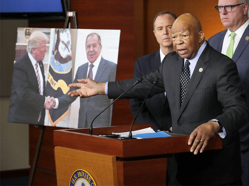 صورة لترامب ولافروف خلال اجتماع للجان في الكونغرس أمس (أ ف ب)