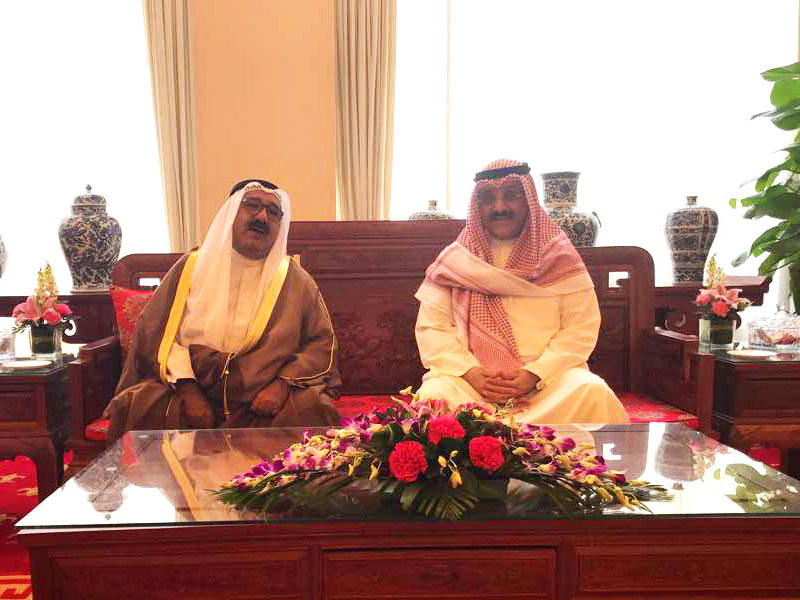 وزير الديوان خلال مغادرته الصين وفي وداعه السفير حيات