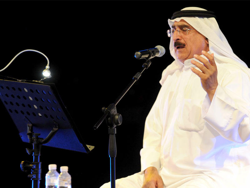 عبدالحميد البناي أثناء وصلته الغنائية