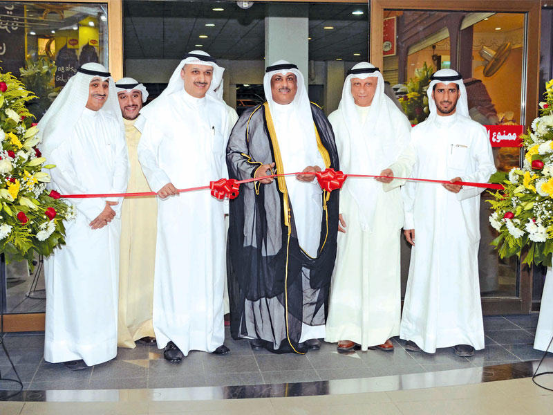 الرشيدي والقديري خلال قص شريط افتتاح المهرجان التسويقي