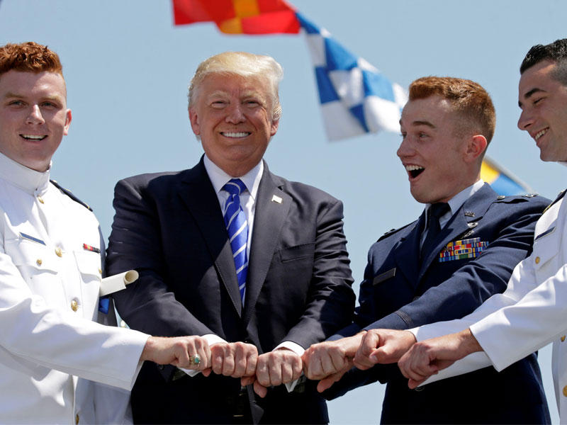 ترامب أثناء حفل تخرج لطلاب أكاديمية خفر السواحل الأميركية في نيو لندن بولاية كونيتيكت أمس الأول ( رويترز)