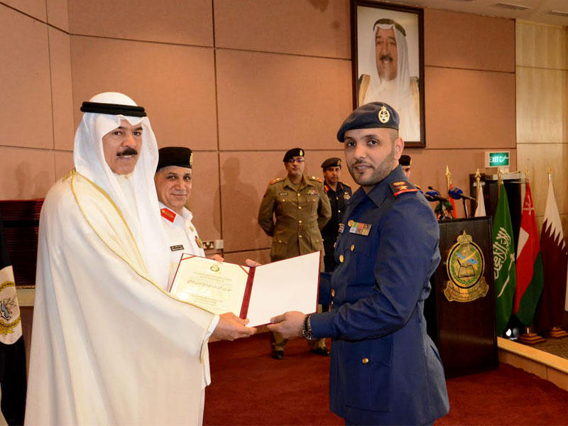 الخالد مكرماً أحد الخريجين اليوم