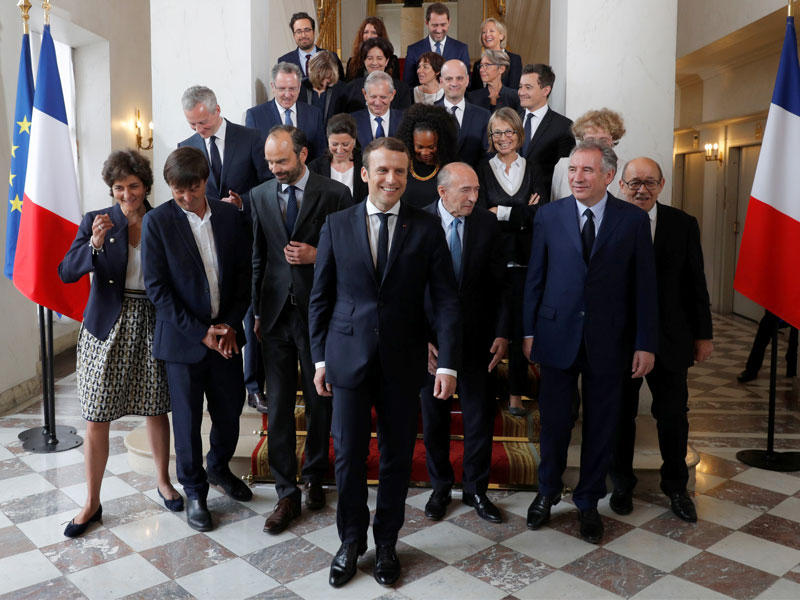 ماكرون ووزراؤه يغادرون الإليزيه بعد صورة تذكارية لأول اجتماع أمس t(رويترز)