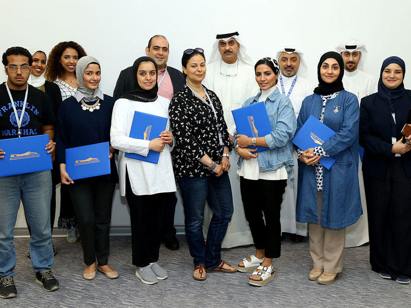 رئيس لجنة مسابقة مبارك الحمد يتوسط المشاركين في الدورة التدريبيةn