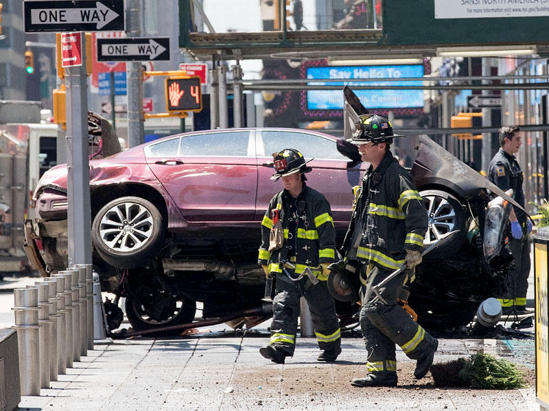 انشغل العالم أمس بحادث دهس في «تايمز سكوير» بنيويورك، أدى إلى مقتل شخص، قبل أن يتبين أن سببه سائق سكير وليس عملاً إرهابياً.   (رويترز)