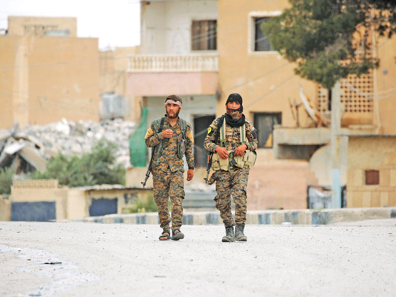 عنصران من «قسد» في الطبقة غرب مدينة الرقة أمس الأول t(أ ف ب)