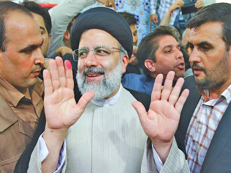 رئيسي بعد إدلائه بصوته في طهران أمس (ارنا)  