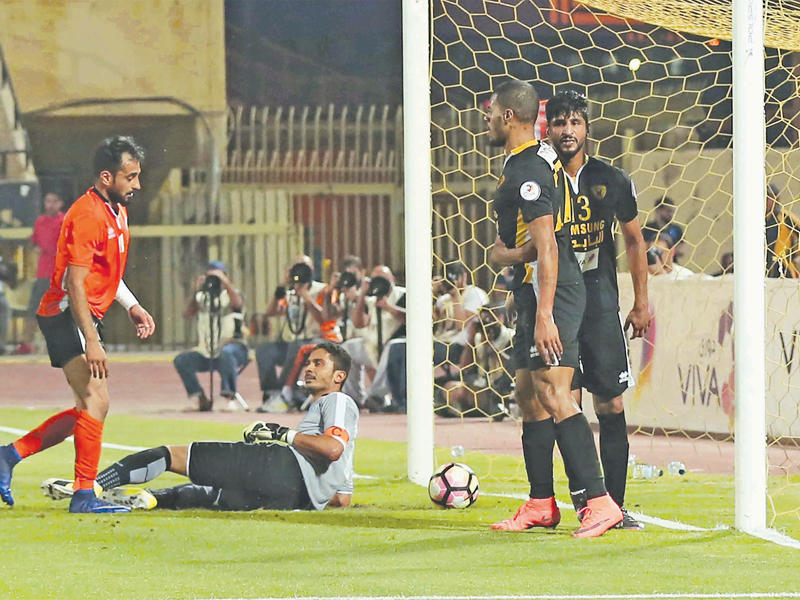 داسيلفا ومساعد ندا في جانب من مباراة سابقة 