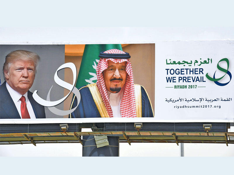 لوحة إعلانية عملاقة تحمل صورة الملك سلمان وترامب في الرياض أمس    (أ ف ب)