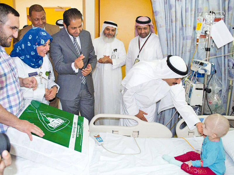الجابر يطمئن على أحد الأطفال المصابين بالسرطانn