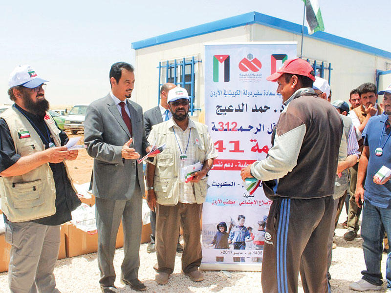 توزيع المساعدات على السوريين في الأردنn