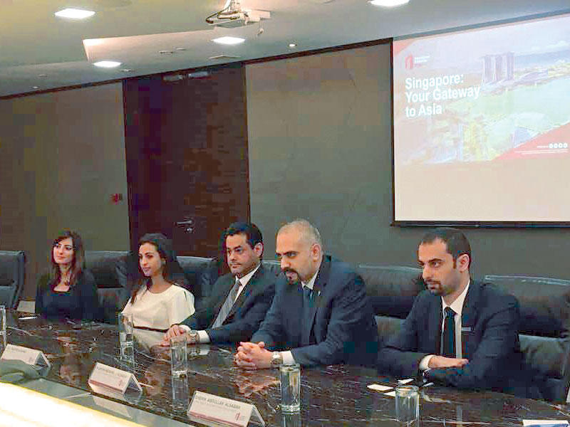 مشعل الجابر خلال مباحثاته في سنغافورةn