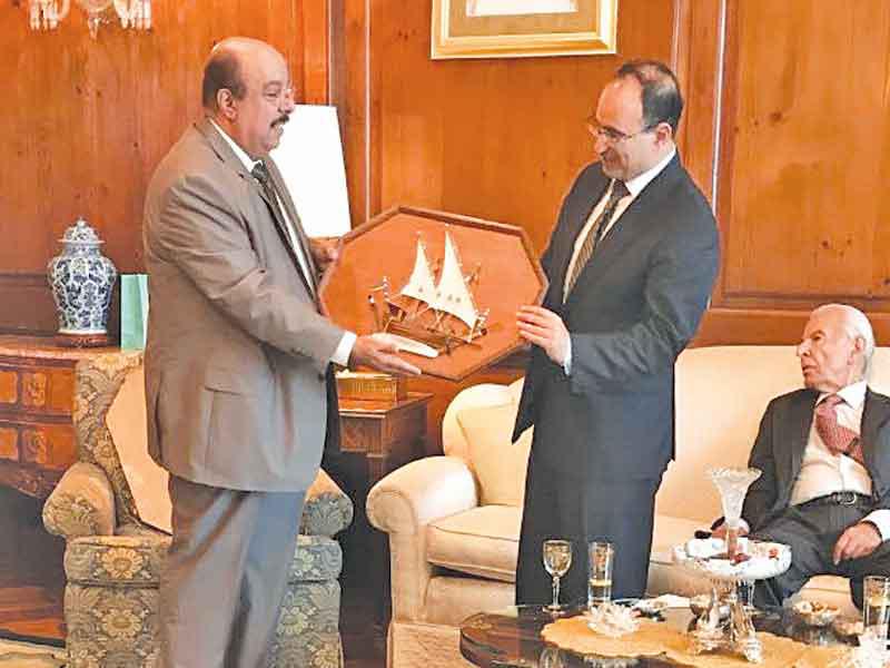 الرفاعي يقدم هدية تذكارية إلى العتيبي 