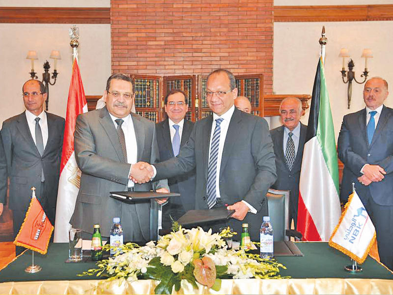 حسن مصافحاً عبدالحافظ بعد توقيع عقد القرض