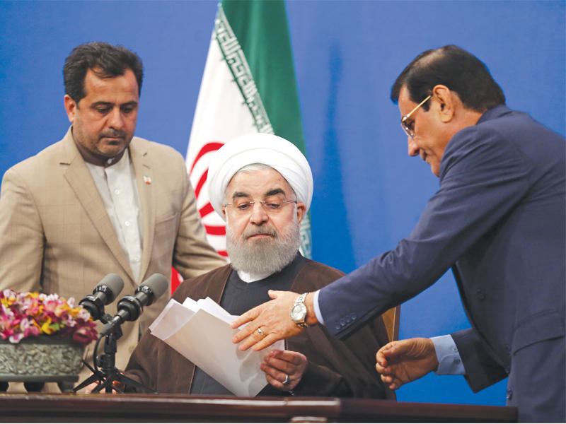 روحاني يستعد لإلقاء كلمة عقب إعلان فوزه في طهران أمس (أ ف ب)