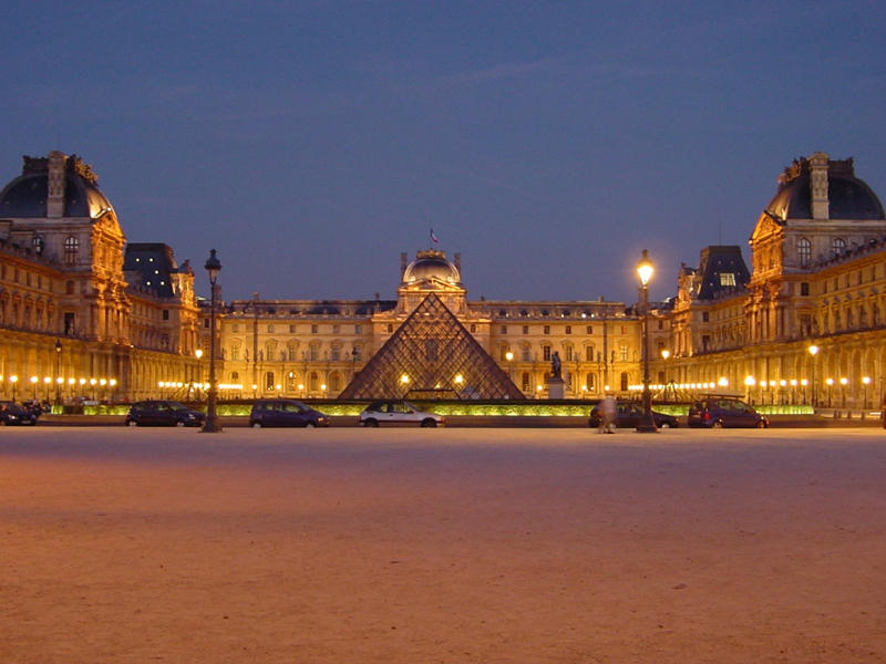متحف اللوفر الشهير
