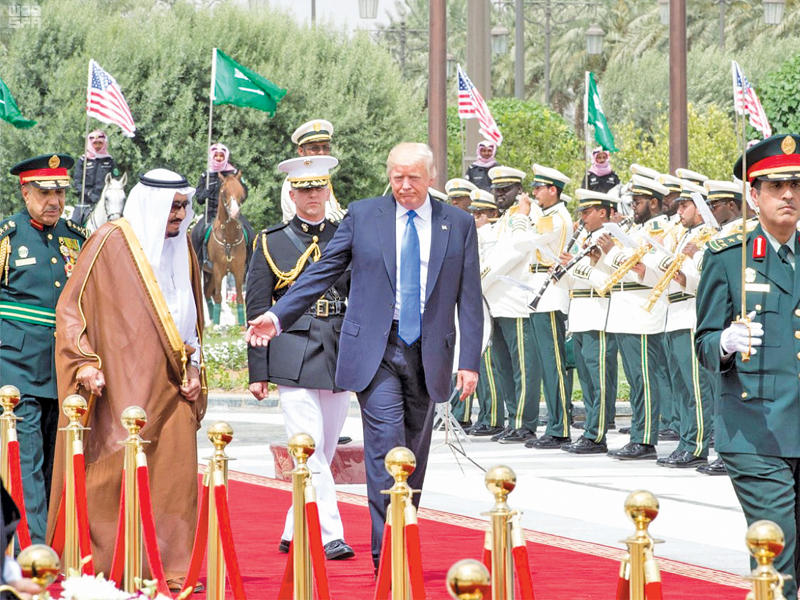 الملك سلمان وترامب يستعرضان حرس الشرف في قصر اليمامة بالرياض أمس  (أ ف ب)