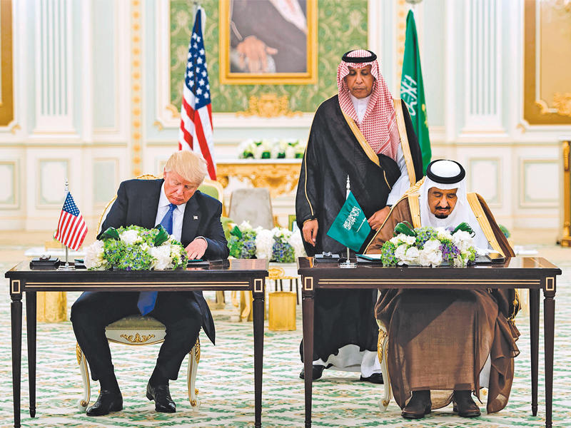 الملك سلمان وترامب يوقعان الاتفاقية الأمنية في قصر اليمامة بالرياض أمس (رويترز)